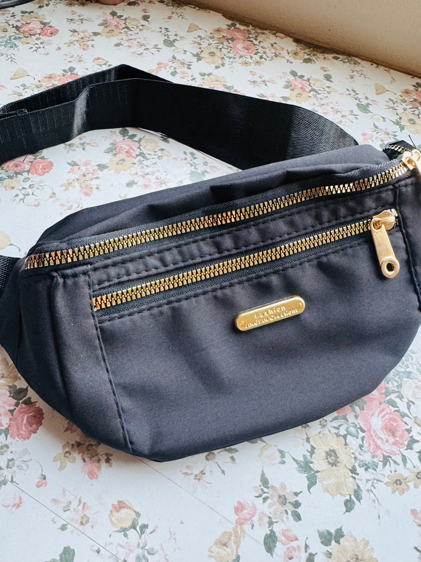 Morral Negro con cierre dorado